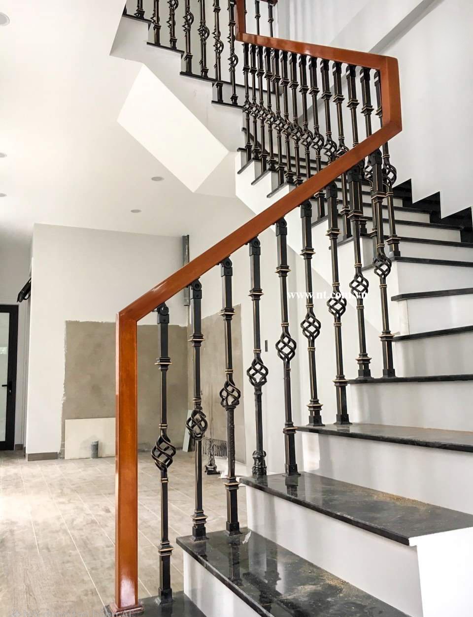 Mình cho thuê nhà lô góc, mới, Nam Trung Yên; vỉa hè 97m2* 5T- 31 Tr - Ảnh 1